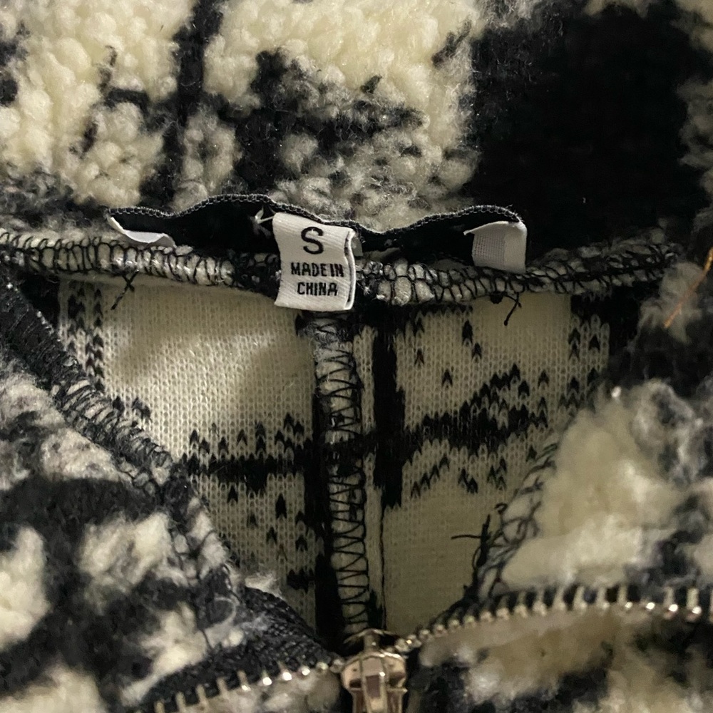 Size small pullover. Never worn. Bought from boutique for $35